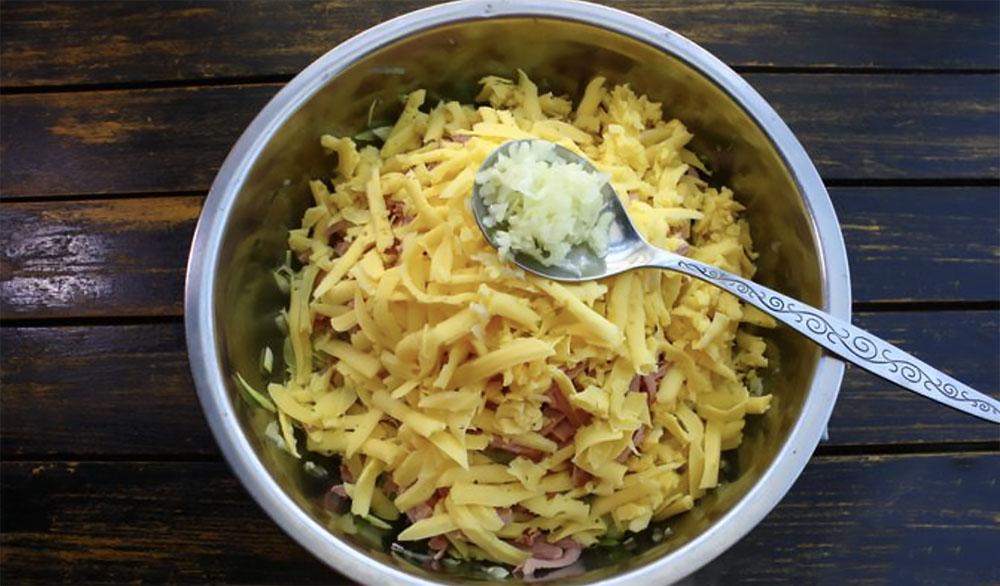 Чеснок к кабачкам с сыром и колбасой