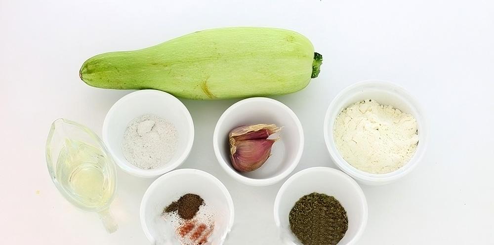 Кабачок, мука, чеснок, специи и масло