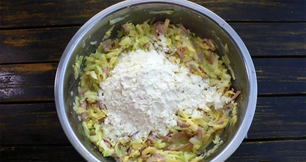 Мука к кабачкам с сыром и колбасой