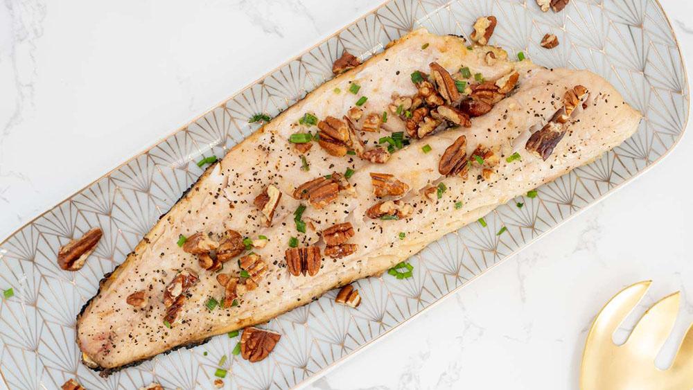Судак в масле с орехами