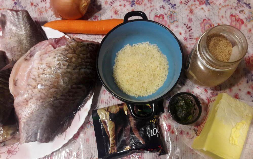 Караси, рис, морковь, лук
