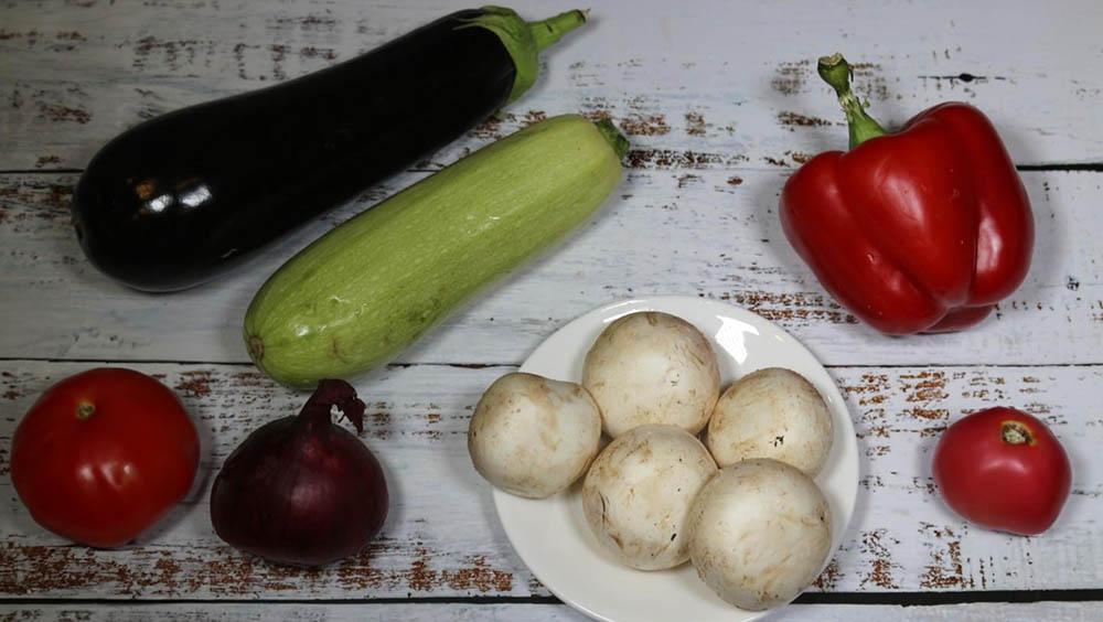 Красный лук, кабачок, баклажан, грибы