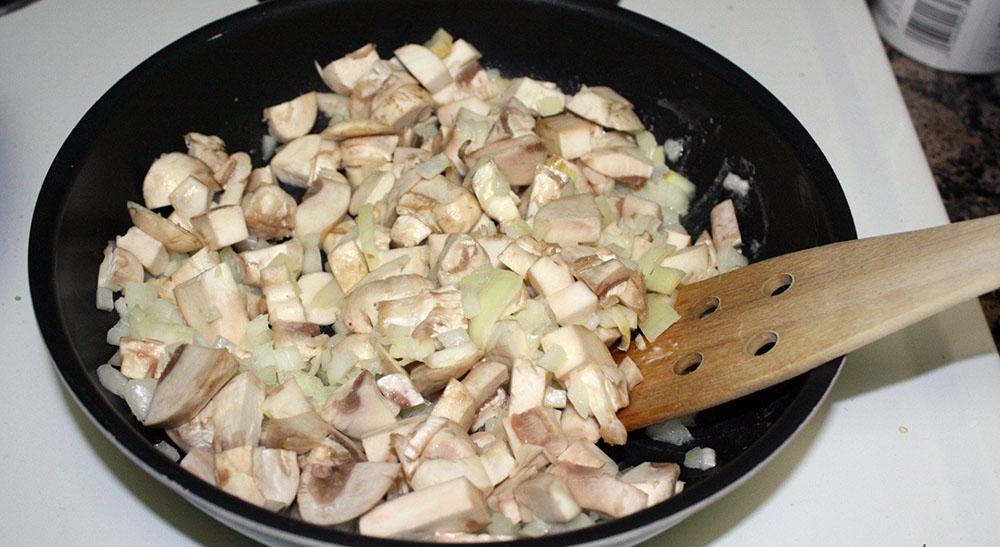 Лук с грибами