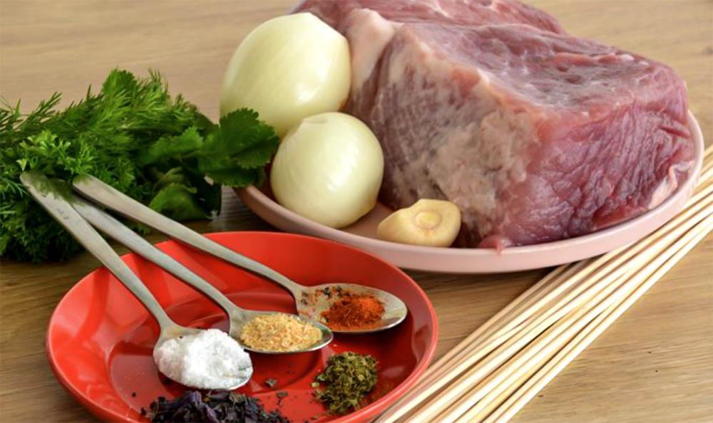 Мясо, лук, чеснок, зелень
