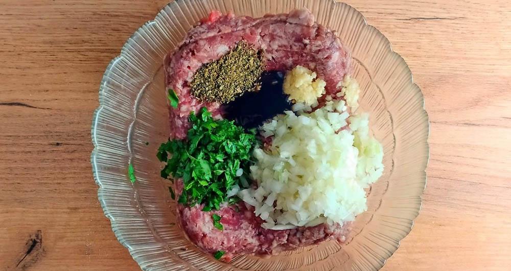 Мясо, зелень и специи