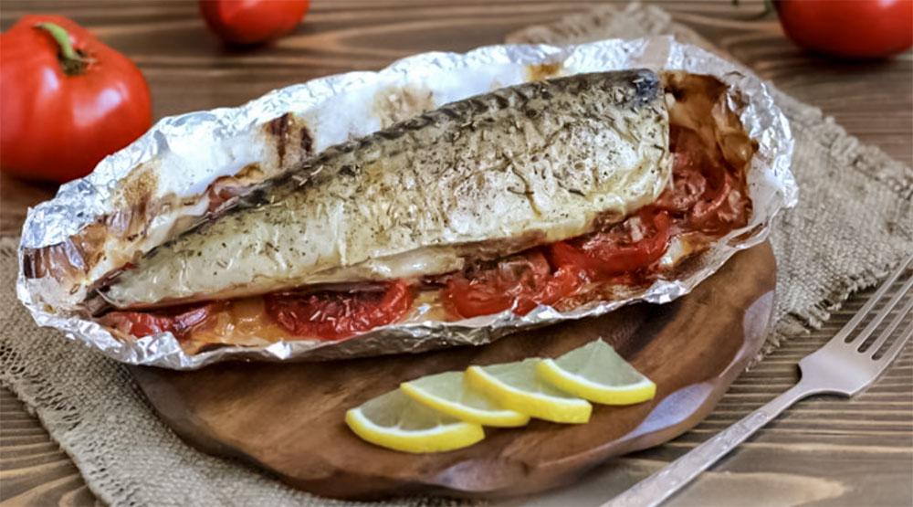 Скумбрия с помидорами