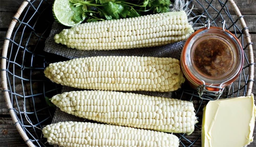 Кукуруза, кинза и масло