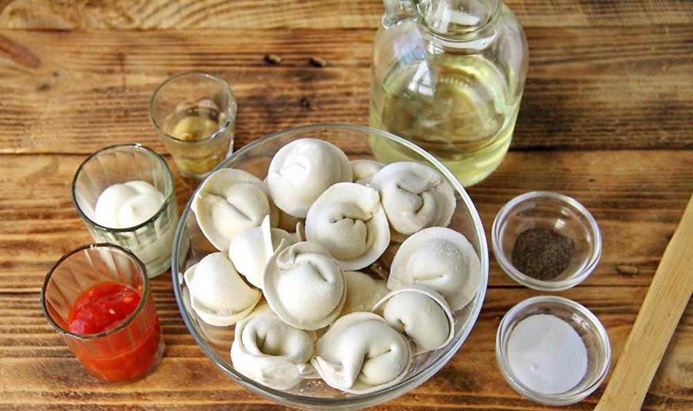 Ингредиенты для приготовления пельменей на гриле Пельмени, кетчуп, майонез и горчица