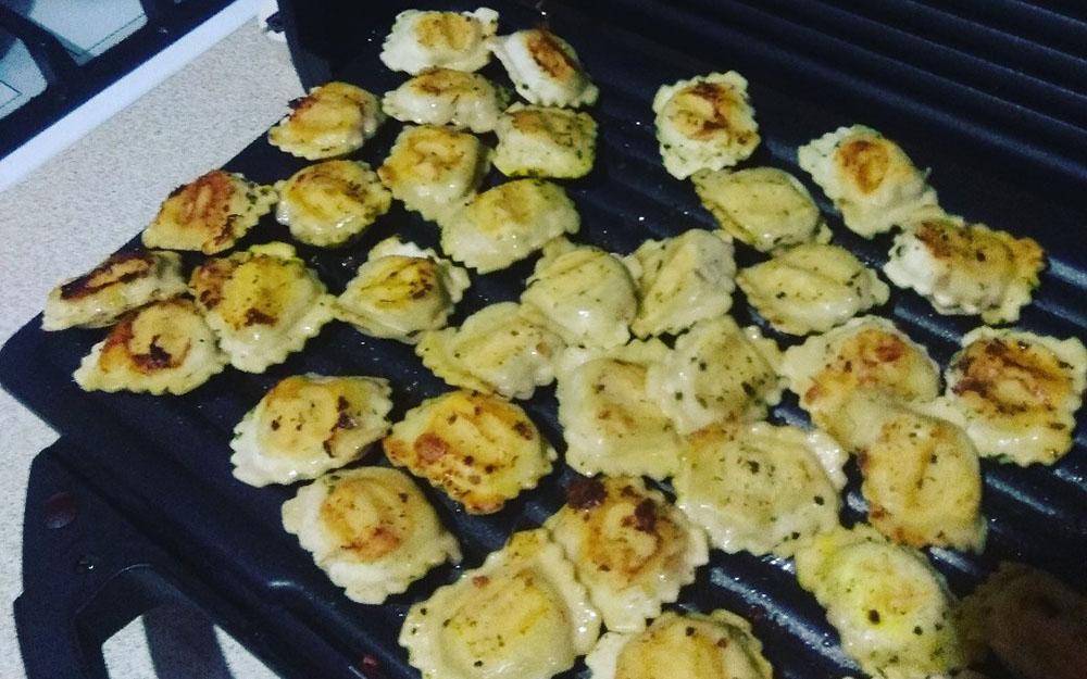 Пельмени, приготовленные на электрическом гриле Пельмени с электрогриля
