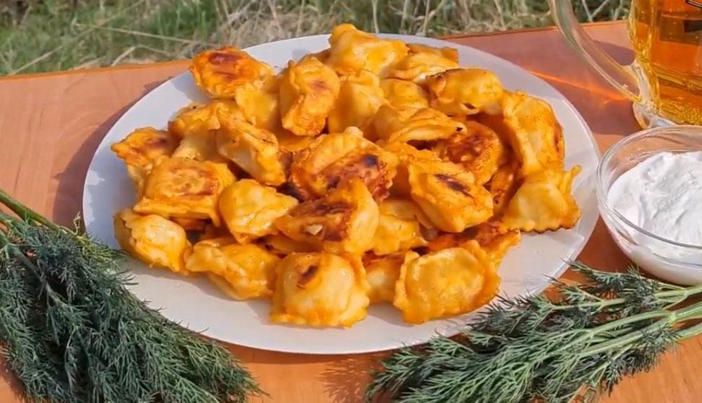 Пряные пельмени, приготовленные на гриле Пряные пельмени с гриля